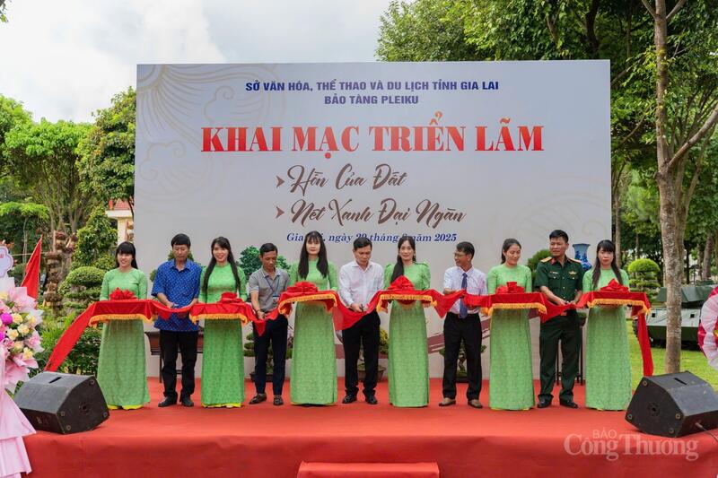 Các đại biểu cắt băng khai mạc triển lãm. Ảnh: Hiền Mai
