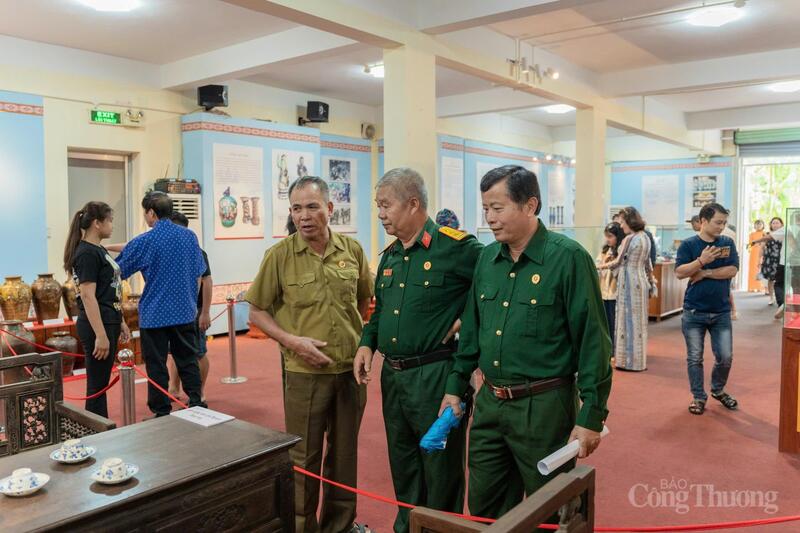 Các đại biểu tham quan không gian triển lãm. Ảnh: Hiền Mai