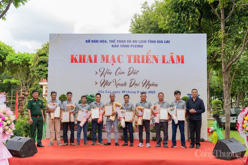 Ban tổ chức tặng hoa cho các đơn vị đồng hành