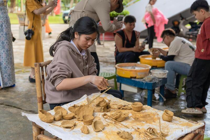 Góc trải nghiệm - nơi du khách tận tay thử làm gốm theo phương thức thủ công của đồng bào tại chỗ