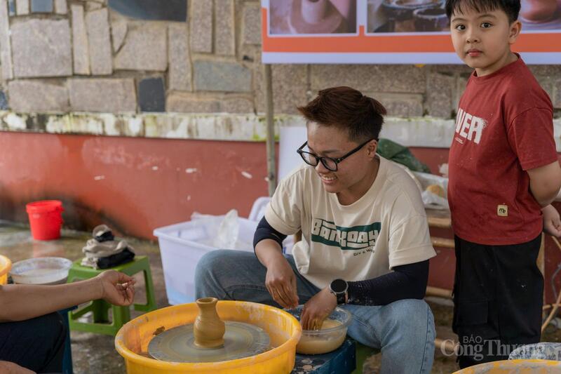 Du khách tận tay thử làm gốm theo phương thức thủ công của đồng bào tại chỗ