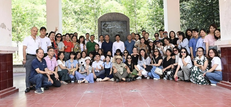 Tập thể lãnh đạo, cán bộ, người lao động Báo Công Thương với hành trình về nguồn tại Khu di tích đặc biệt quốc gia Tân Trào. Ảnh: Cấn Dũng