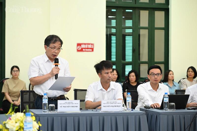Viện trưởng Viện Công nghiệp thực phẩm Vũ Nguyên Thành đã có báo cáo đánh giá kết quả hoạt động Viện Công nghiệp thực phẩm giai đoạn 2020-2025 và phương hướng nhiệm vụ giai đoạn 2026-2030. Ảnh: Cấn Dũng