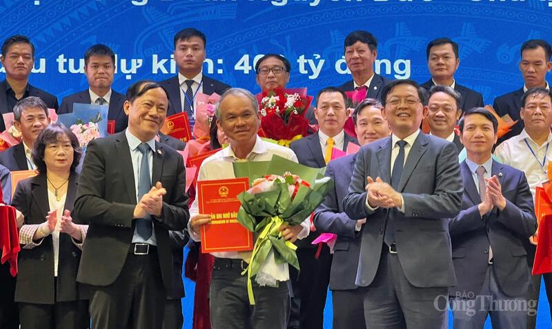 Lãnh đạo tỉnh Gia Lai trao Bản ghi nhớ đầu tư Dự án xây dựng khu phức hợp nhà ở cao tầng và thương mại cho lãnh đạo Công ty Cổ phần Hoàng Anh Gia Lai