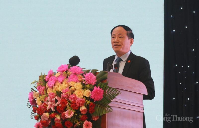 Chủ tịch UBND tỉnh Gia Lai Phạm Anh Tuấn trình bày những định hướng lớn về thu hút đầu tư của tỉnh Gia Lai. Ảnh: Hiền Mai