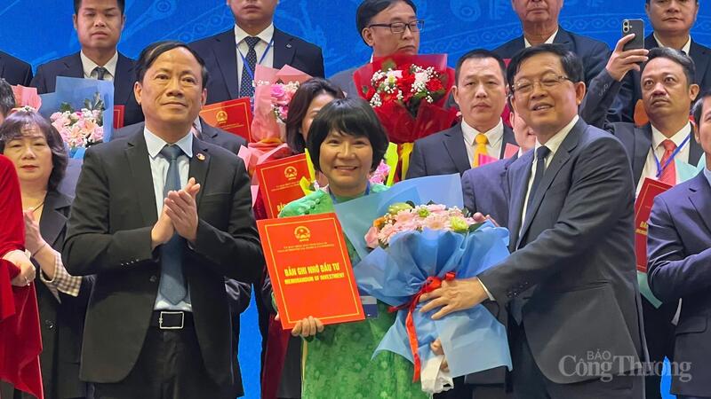 Lãnh đạo tỉnh Gia Lai trao Bản ghi nhớ đầu tư cho các dự án.