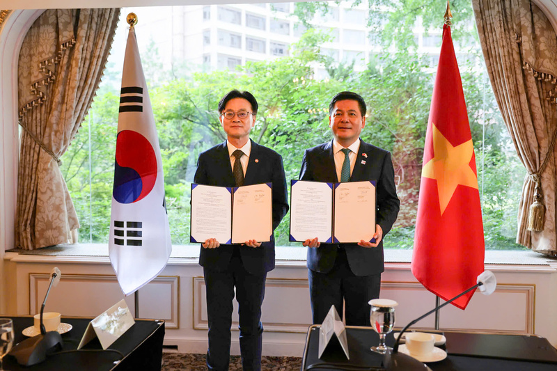 Bộ trưởng Nguyễn Hồng Diên và Bộ trưởng Kim Jungkwan trao Biên bản ghi nhớ về Dự án Trung tâm hợp tác công nghệ chuỗi cung ứng khoáng sản thiết yếu tại Việt Nam