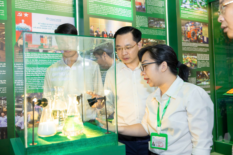 Ông Nguyễn Hữu Tú, Tổng Giám đốc Tập đoàn Hóa chất Việt Nam nhấn mạnh, việc Vinachem tham gia Triển lãm “80 năm hành trình Độc lập - Tự do - Hạnh phúc” có ý nghĩa quan trọng trong giáo dục truyền thông lịch sử. Ảnh: Vinachem.