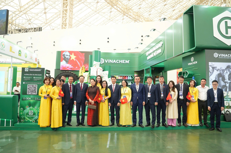 Bà Nguyễn Thị Kim Ngân - Nguyên Ủy viên Bộ Chính trị, Nguyên Chủ tịch Quốc hội nước Cộng hoà xã hội chủ nghĩa Việt Nam thăm gian hàng Vinachem