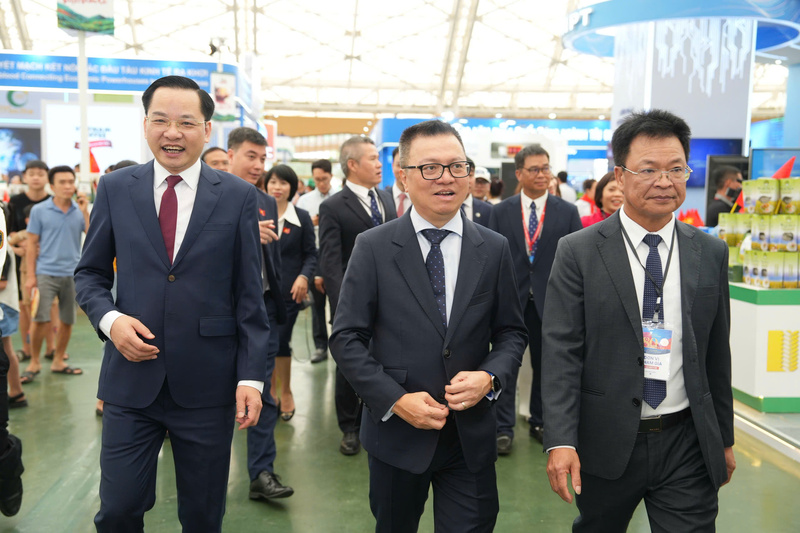 Đồng chí Lê Quốc Minh – Uỷ viên Ban Chấp hành Trung ương Đảng Cộng sản Việt Nam khoá XIII, Phó Trưởng Ban Tuyên giáo và Dân vận Trung ương, Bí thư Đảng uỷ, Tổng Biên tập Báo Nhân dân, Bí thư Đảng đoàn, Chủ tịch Hội Nhà báo Việt Nam quan gian hàng Vinachem, ghi nhận dấu ấn đổi mới, hội nhập của ngành hóa chất