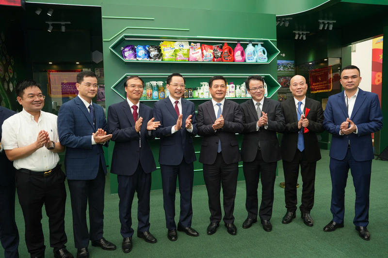 Bộ trưởng Bộ Công Thương Nguyễn Hồng Diên tham quan gian hàng Vinachem, đánh giá cao thành tựu và đóng góp của ngành hóa chất Việt Nam