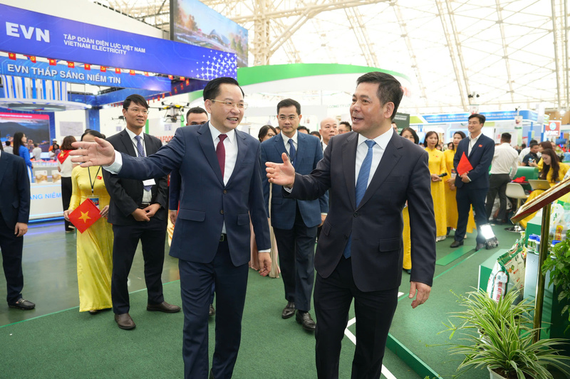 Ông Nguyễn Hữu Tú, Tổng Giám đốc Tập đoàn Hóa chất Việt Nam đón tiếp Bộ trưởng Bộ Công Thương Nguyễn Hồng Diên và Thứ trưởng Bộ Tài chính Trần Quốc Phương tham quan gian hàng Tập đoàn tại triển lãm. Ảnh: Vinachem.