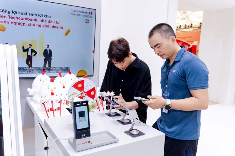 Khách tham quan trải nghiệm dịch vụ thanh toán hiện đại của Techcombank