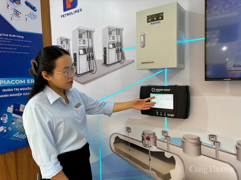 Mô hình cửa hàng xăng dầu tự động (tự động thu nhận tín hiệu cột bơ, tự động hoá đo bồn bể, tự động phát hành hoá đơn theo lần bán...) được Công ty Cổ phần Tin học Viễn thông Petrolimex giới thiệu tại triển lãm.