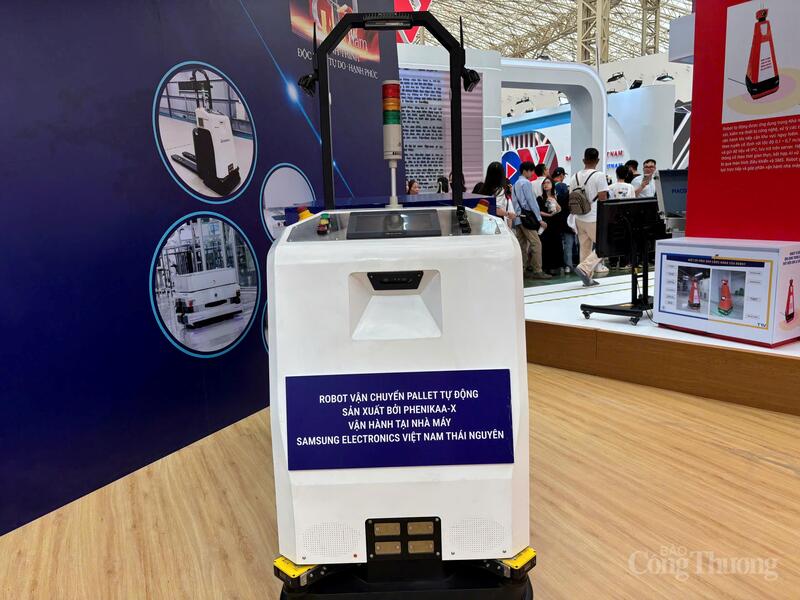 Robot vận chuyển palet tự động hiện đang vận hành tại nhà máy Samsung Electronics Thái Nguyên giúp tối ưu hóa quy trình vận chuyển, hỗ trợ con người trong việc kéo, chở, nâng và sắp xếp hàng tải trọng lớn và tăng cường năng suất lao động cho nhà máy.