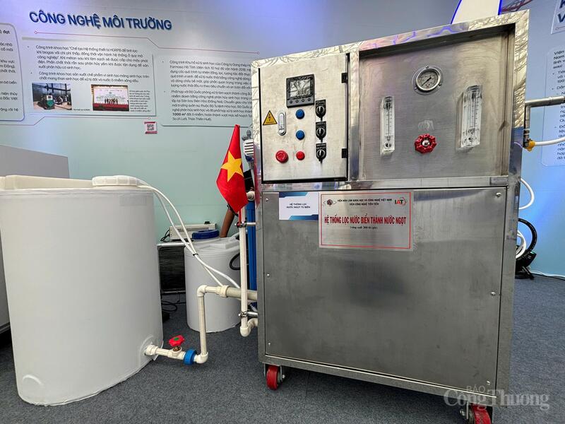 Hệ thống lọc nước biển thành nước ngọt với công suất 300 lít/ giờ do Viện Công nghệ tiên tiến (Viện Hàn lâm Khoa học và Công nghệ Việt Nam phát triển.