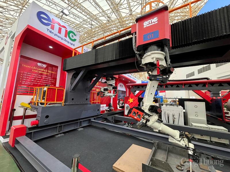 Trạm cắt laser 5 trong 1 của Công ty Cổ phần đầu tư công nghệ EMC. Đây là sản phẩm tích hợp nhiều chức năng như cắt tấm thẳng, cắt thép hình, cắt ống tròn, cắt hộp và vát mép.