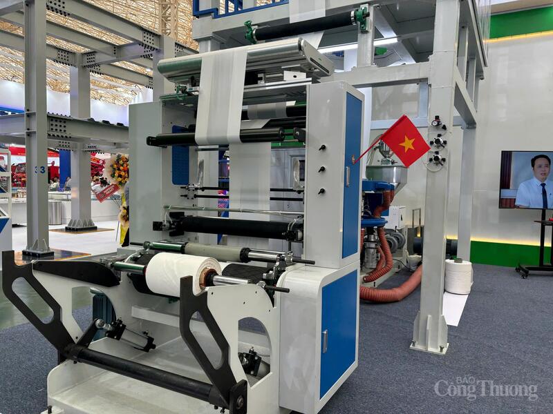 Sản phẩm máy thổi tự động được ứng dụng tại Công ty bao bì An Hưng Thịnh có khả năng tự động hóa cao, tăng năng suất lên hàng nghìn sản phẩm mỗi giờ và giảm phụ thuộc vào lao động thủ công.