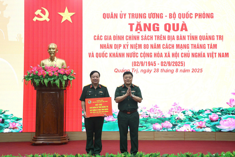Thiếu tướng Nguyễn Đức Tăng, Phó Chính ủy Tổng cục Công nghiệp quốc phòng trao kinh phí của Tổng cục hỗ trợ xây dựng một nhà tình nghĩa trên địa bàn tỉnh Quảng Trị. Ảnh: Nam Đăng