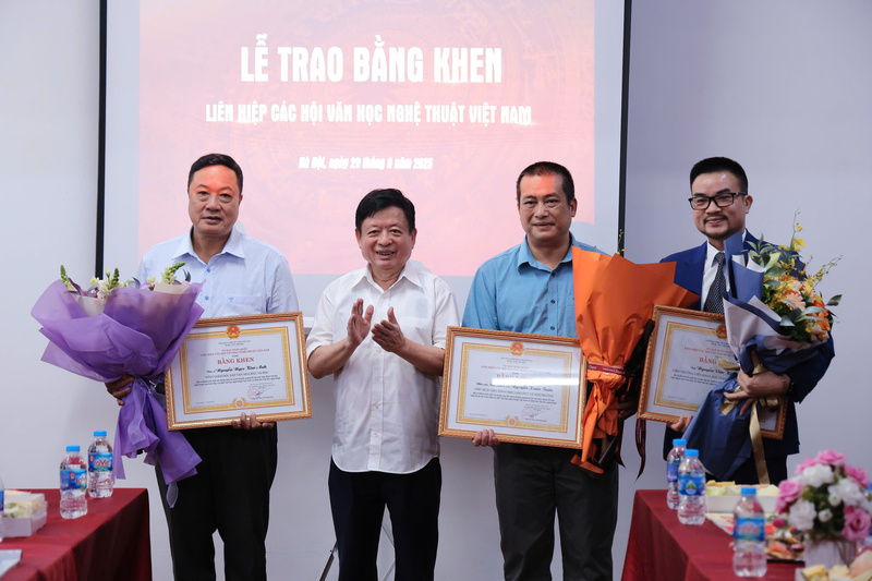 Trao bằng khen của Liên hiệp các Hội văn học nghệ thuật Việt Nam cho những cá nhân đóng góp vào sự nghiệp phát triển văn hoá nghệ thuật