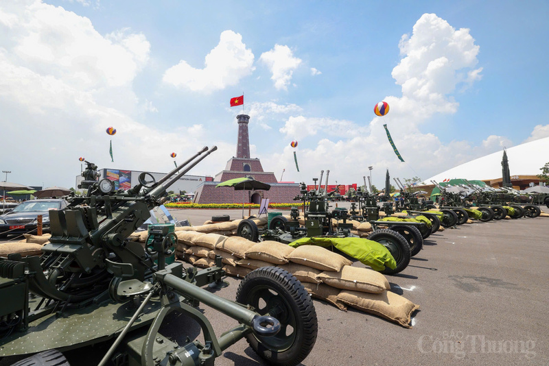 Hơn 90 loại vũ khí, khí tài hiện đại của các quân, binh chủng được trưng bày tại triển lãm