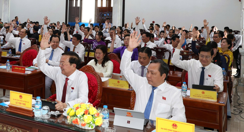 Các đại biểu thông qua Nghị quyết tại kỳ họp