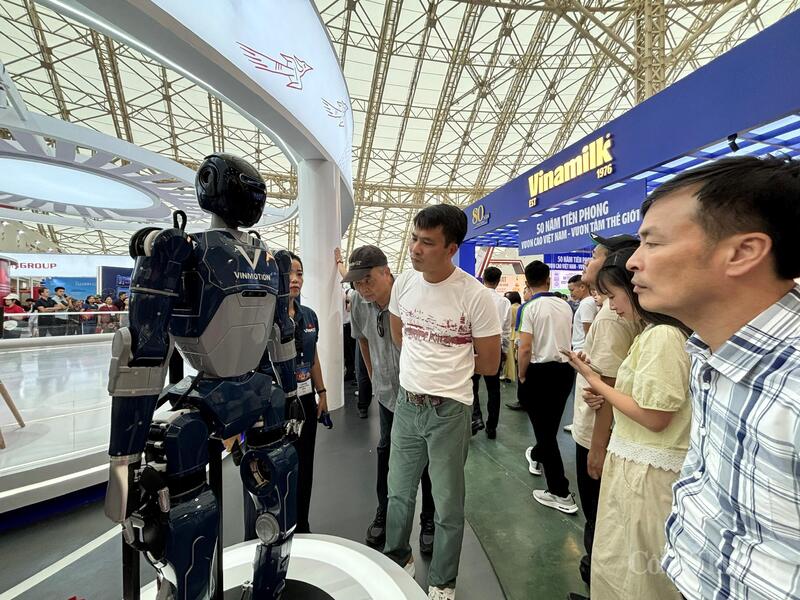 Nhiều khách thăm quan thích thú khi được xem robot Vinmotion do Vingroup chế tạo biểu diễn. Robot này có khả năng thực hiện các thao tác cơ bản như đi bộ, vẫy tay và tương tác bằng cử chỉ, thể hiện tiềm năng lớn trong việc ứng dụng vào dây chuyền sản xuất, dịch vụ và đời sống.
