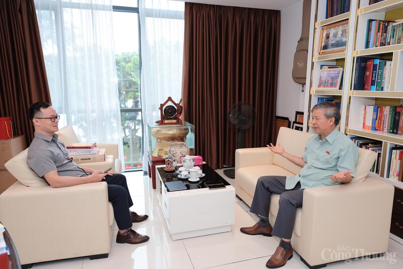 Giáo sư, Anh hùng Lao động Nguyễn Anh Trí (bên phải) trả lời phỏng vấn phóng viên Báo Công Thương