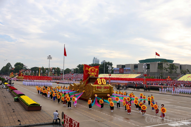 Các khối nghi trượng và đội hình diễu binh đang tiến vào lễ đài
