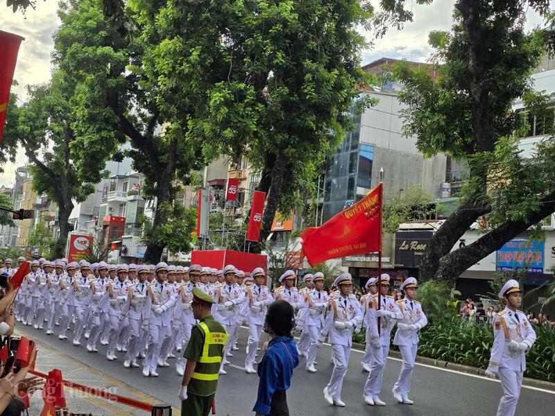 Những bước chân đều tăm tắp tái hiện hào khí non sông trong ngày tổng duyệt kỷ niệm Quốc khánh 2/9.