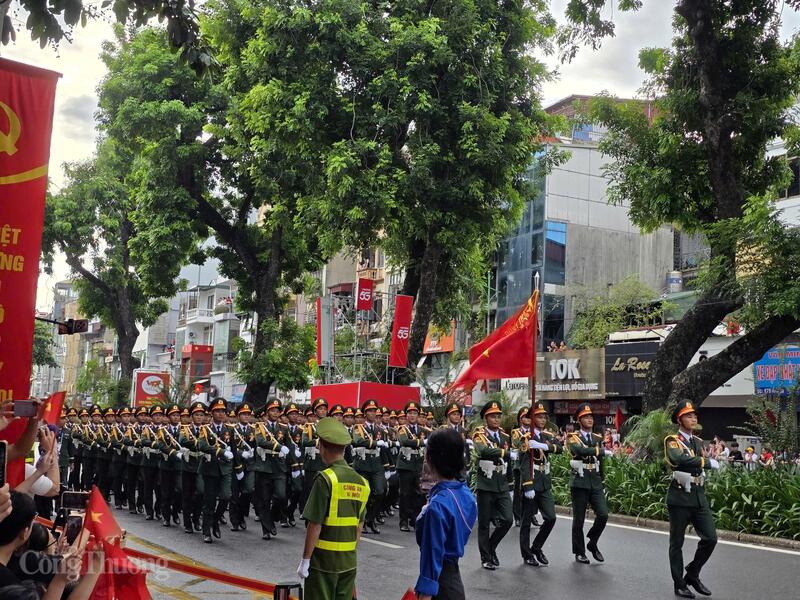 Các khối lực lượng vũ trang hiên ngang diễu qua các tuyến phố ở Hà Nội