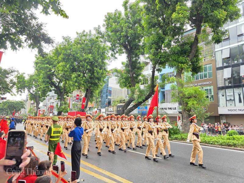 Hàng vạn bước chân hòa nhịp trong khí thế hào hùng của ngày tổng duyệt