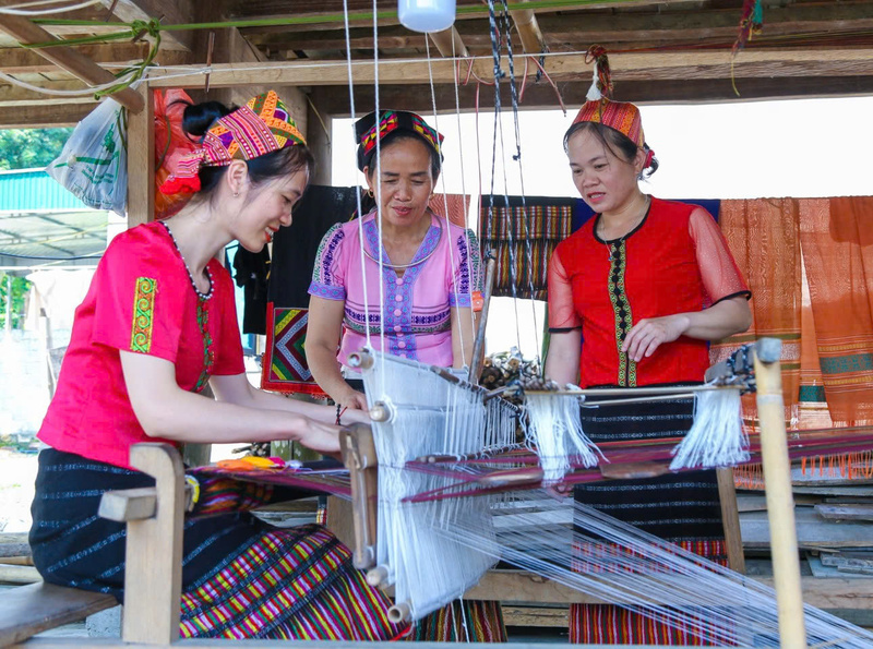 Phụ nữ dân tộc thiểu số dệt thổ cẩm. Ảnh: dantocmiennui.vn