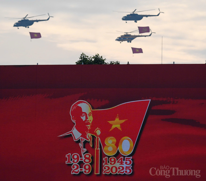 Biên đội trực thăng Mi-171, Mi-17, Mi-8, mang cờ Đảng, cờ Tổ quốc tung bay trên Quảng trường Ba Đình lịch sử