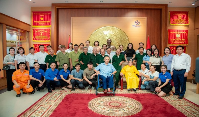 Mẹ VNAH Trần Thị Gái và các đồng chí thương, bệnh binh tại Trung tâm điều dưỡng Thuận Thành đến tham quan, trò chuyện với CBCNV nhà máy
