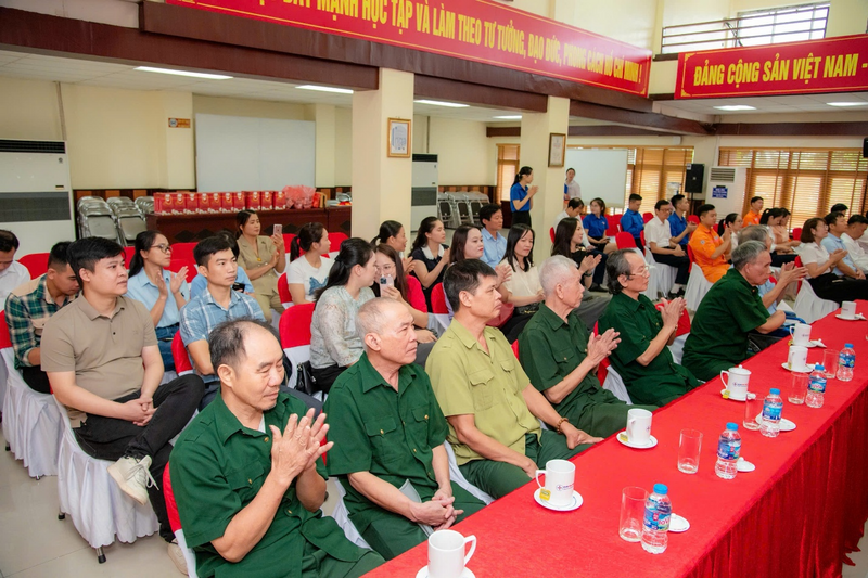 Quang cảnh buổi thăm hỏi, trò chuyện