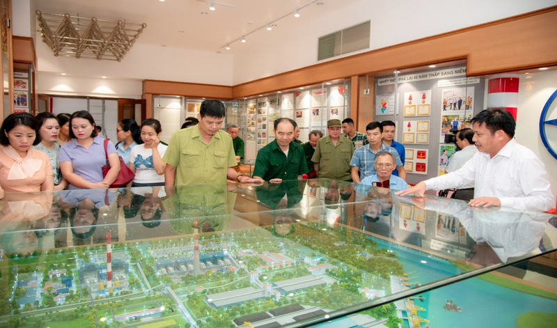 Ông Lê Văn Chính - Chủ tịch Công đoàn Công ty (ngoài cùng bên phải) giới thiệu về lịch sử hình thành và phát triển của Công ty qua những giai đoạn