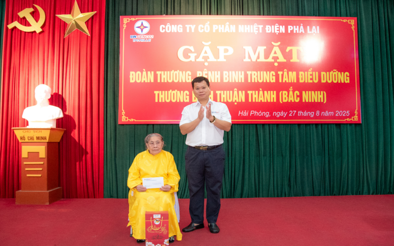 Ông Mai Quốc Long - Bí thư Đảng ủy, CT HĐQT Công ty ân cần thăm hỏi và tặng quà cho mẹ VNAH Trần Thị Gái
