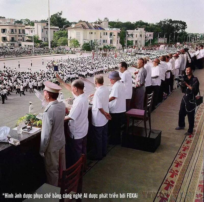 Lãnh đạo Đảng, Nhà nước chào đón các đoàn duyệt binh, diễu hành tiến qua lễ đài. Ảnh: TTXVN