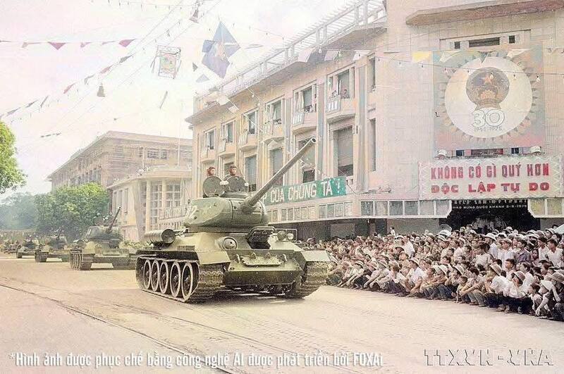 Xe tăng thiết giáp diễu hành trên các tuyến phố của Thủ đô Hà Nội sáng 2/9/1975. Ảnh: TTXVN