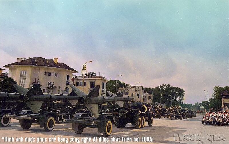 Bộ đội tên lửa diễu qua lễ đài. Ảnh: TTXVN