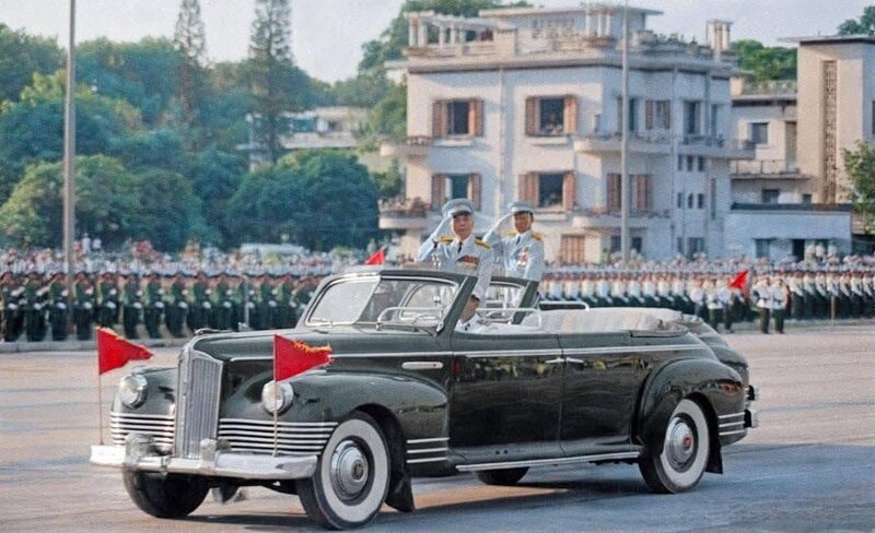 Đại tướng Võ Nguyên Giáp duyệt đội ngũ các đơn vị Lực lượng vũ trang tại lễ duyệt binh. Ảnh: TTXVN