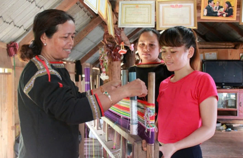 Dạy nghề dệt thổ cẩm cho phụ nữ dân tộc thiểu số ở xã Ea Kao. Ảnh: Nguyễn Xuân