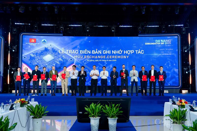 Các đơn vị, doanh nghiệp, trường đại học tham gia ký kết biên bản ghi nhớ hợp tác chiều 30/8