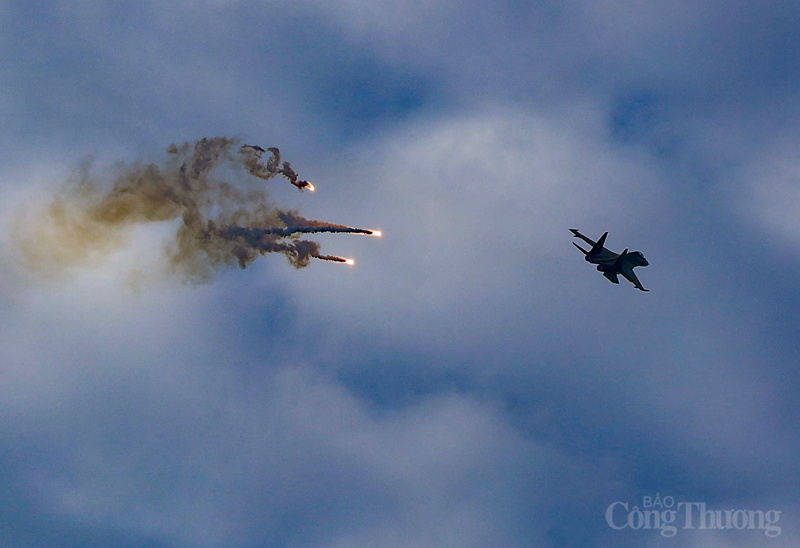 Su-30MK2 bay lượn trên bầu trời