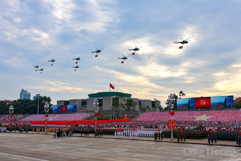 Dẫn đầu là biên đội trực thăng Mi-171, Mi-17, Mi-8, mang cờ Đảng, cờ Tổ quốc tung bay trên Quảng trường Ba Đình lịch sử. Biểu tượng cho sức mạnh đại đoàn kết, niềm tự hào của Đảng và dân tộc, thể hiện bản lĩnh, trí tuệ, khát vọng xây dựng đất nước cất cánh, vươn cao trong kỷ nguyên mới