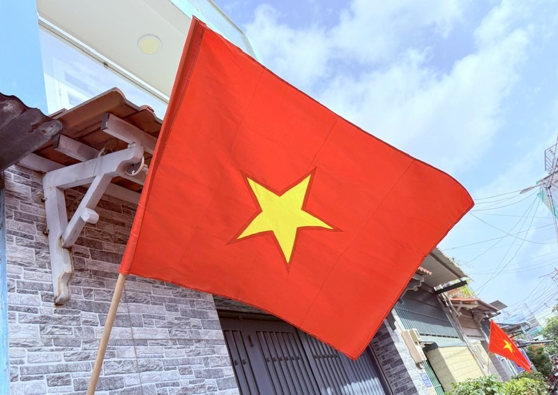 Cờ đỏ sao vàng tung bay trên các tuyến phố mừng Tết Độc lập. Ảnh: Thanh Minh