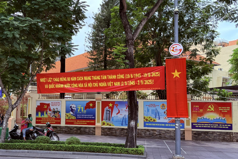 Các tuyến đường trung tâm TP. Hồ Chí Minh đều được trang trí cờ, băng rôn, khẩu hiệu chào mừng 80 năm Cách mạng Tháng tám và Quốc khách 2/9. Ảnh: Thanh Minh