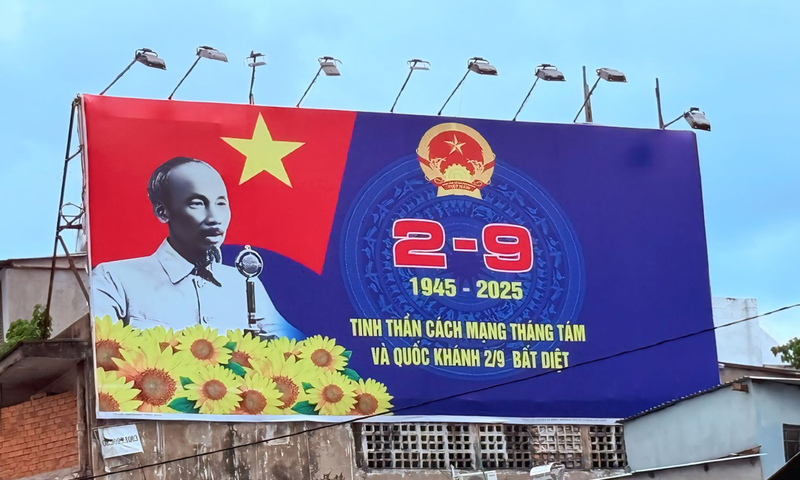 Pano cỡ lớn chào mừng 80 năm Cách mạng Tháng Tám và Quốc khách 2/9 trên các tuyến đường trung tâm TP. Hồ Chí Minh. Ảnh: Thanh Minh