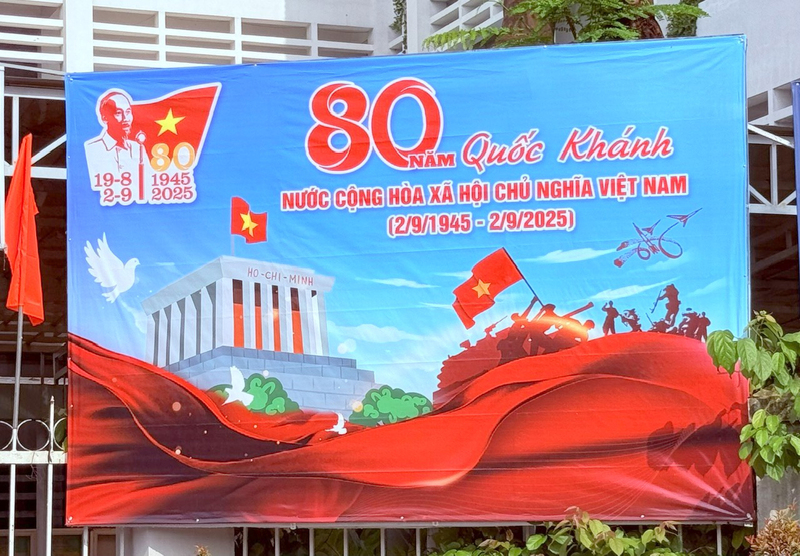 Trên các tuyến đường chính TP. Hồ Chí Minh được trang trí, tuyên truyền cổ động với nhiều hình thức đa dạng, tôn vinh giá trị lịch sử của Cách mạng Tháng Tám và Quốc khánh 2/9. Ảnh: Thanh Minh